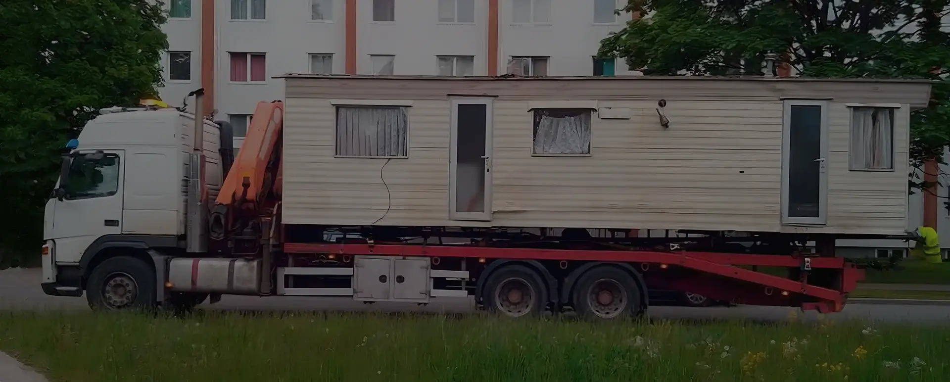 Получить онлайн цены на доставку низким тралом дом вагона в городе Красноярск (Сибирский округ - Красноярский край) на сайте самостоятельно