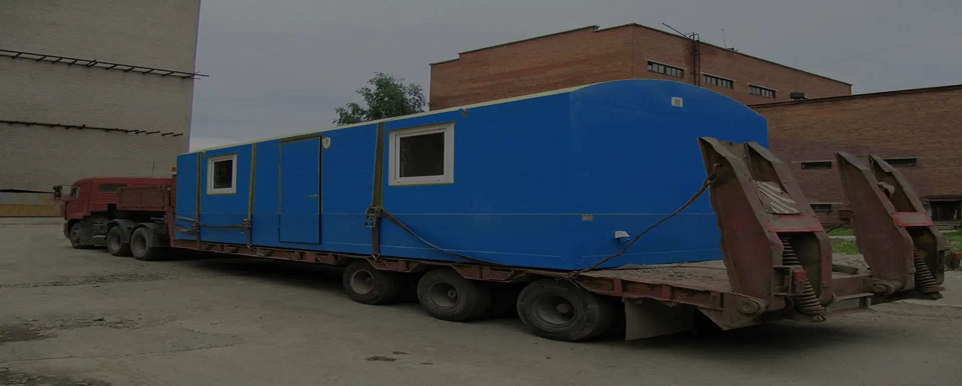 Заказать безопасную и качественную перевозку вагон домов и блок комнат по России из Красноярска специализированными низкорамными тралами